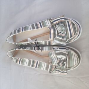 New women's canvas slip on shoes size 5-6 (L)